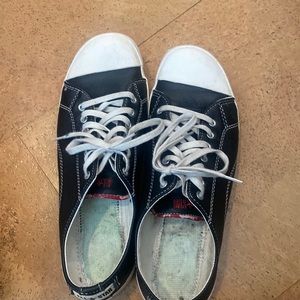 Leather low top converse all stars sz 9